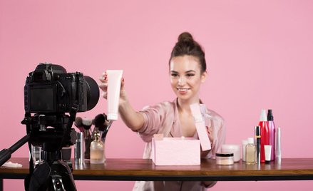 Przychody vlogera z reklam opodatkowane stawkami 18 i 32 proc. - interpretacja podatkowa