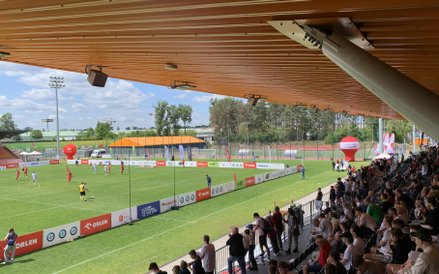 Pełne trybuny i sportowe emocje – kibice tłumnie przybyli na AMP Futbol Cup 2025