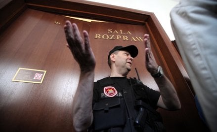 Policjant przed sala sądową