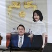 Yoon Suk-yeol i jego żona Kim Keon-hee na plakacie w pobliżu sądu w Seulu