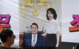 Yoon Suk-yeol i jego żona Kim Keon-hee na plakacie w pobliżu sądu w Seulu