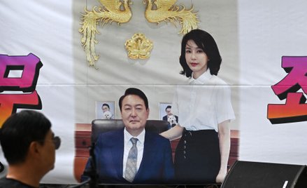 Yoon Suk-yeol i jego żona Kim Keon-hee na plakacie w pobliżu sądu w Seulu