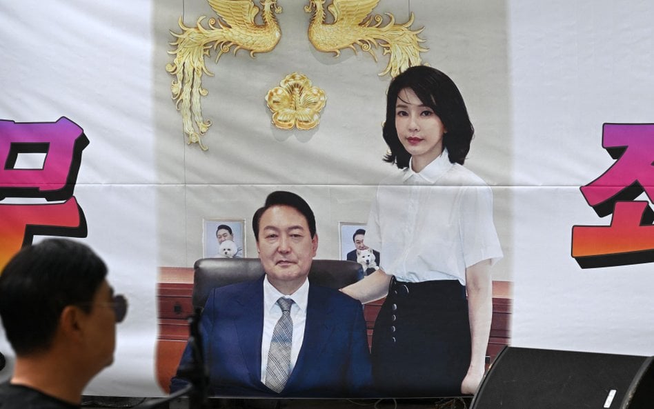 Yoon Suk-yeol i jego żona Kim Keon-hee na plakacie w pobliżu sądu w Seulu