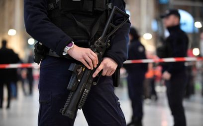 Policja na dworcu Gare du Nord