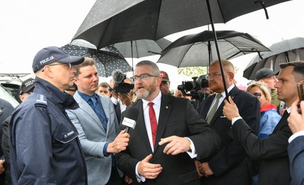 Europoseł Grzegorz Braun (C) podczas odsłonięcia w Jedwabnem alei pamięci z 8 głazami i tablicami, k