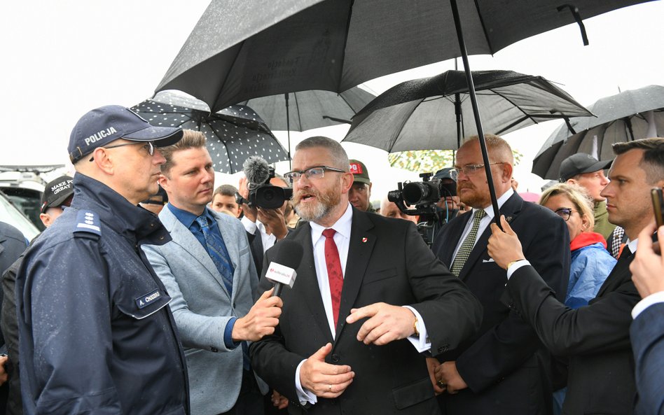 Europoseł Grzegorz Braun (C) podczas odsłonięcia w Jedwabnem alei pamięci z 8 głazami i tablicami, k