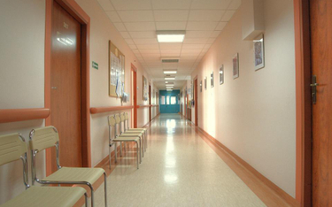 Cud w szpitalu w Józefowie, kryzys na Żwirki i Wigury