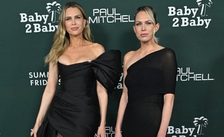 W serialu komediowym „Barely Famous” siostry Foster wcieliły się w role aspirujących celebrytek, des