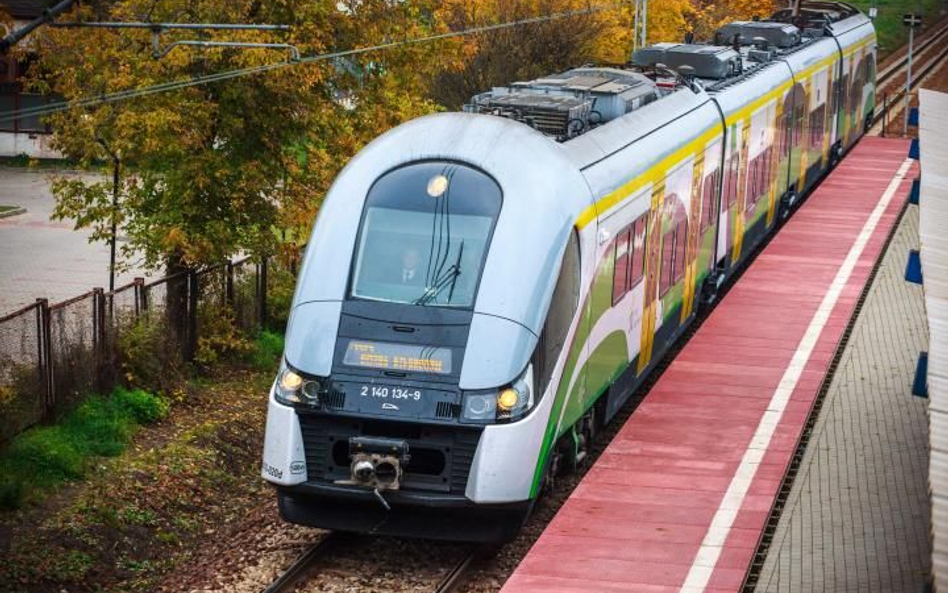 Pociągi do Rembertowa kursowały wahadłowo, dalej trzeba było przesiąść się w autobus
