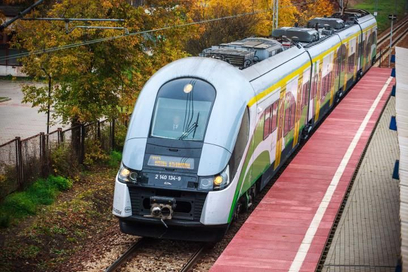 Pociągi do Rembertowa kursowały wahadłowo, dalej trzeba było przesiąść się w autobus