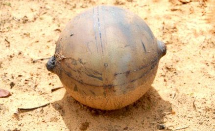 Kula wydrążyła krater głębokości 30 cm i średnicy 4 m.