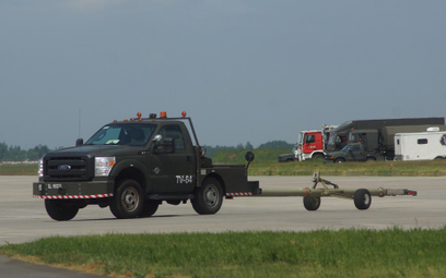 Holownik lotniskowy na bazie pick-upa Ford F-350 Super Duty. Fot./Łukasz Pacholski.