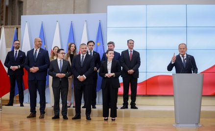 Premier Donald Tusk (P) oraz nowi ministrowie, na pierwszym planie od lewej: sportu - Jakub Rutnicki