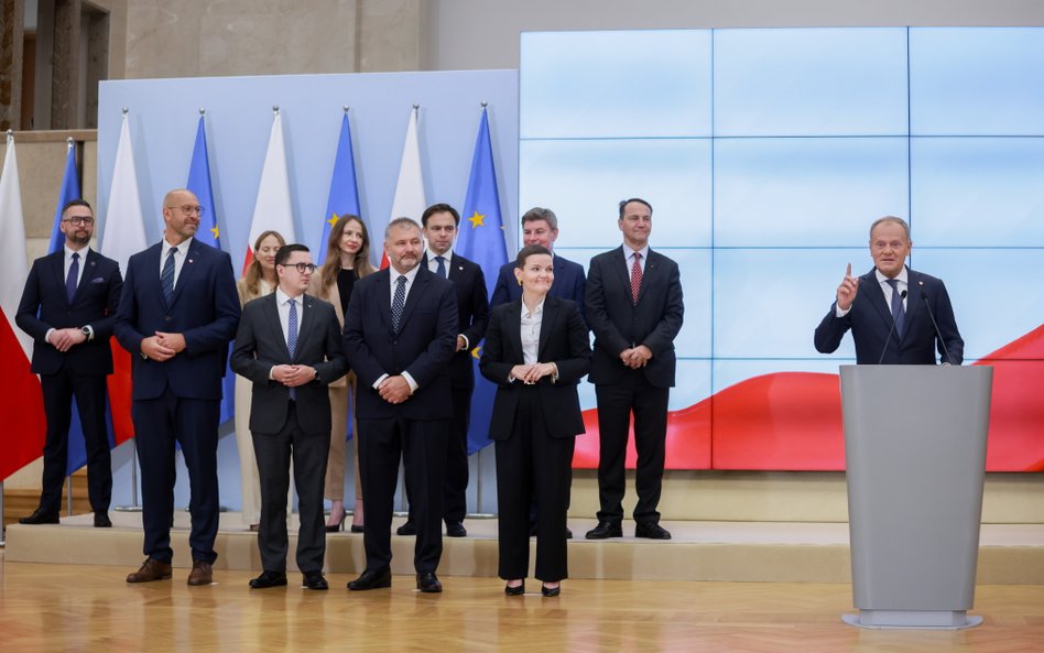 Premier Donald Tusk (P) oraz nowi ministrowie, na pierwszym planie od lewej: sportu - Jakub Rutnicki