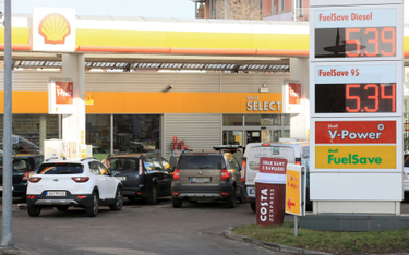 Na stacjach paliw przy zachodniej i południowej granicy Polski coraz więcej diesla i benzyny tankują