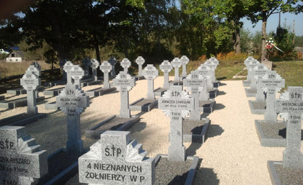 Odnowione groby w miejscowości Jazno na Białorusi