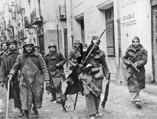 Żołnierze republikańscy na ulicach Teruelu podczas zdobywania miasta, grudzień 1937 r.