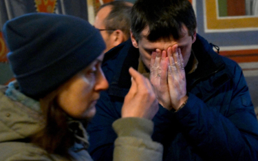 Wierni modlą się w kijowskim soborze katedralnym Cerkwi autokefalicznej za zabitych na wojnie
