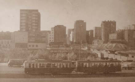 Zabudowa okolic dziesiejszego skweru Zgrupowania AK "Chrobry II". Zdjęcie pochodzi z 1964 roku