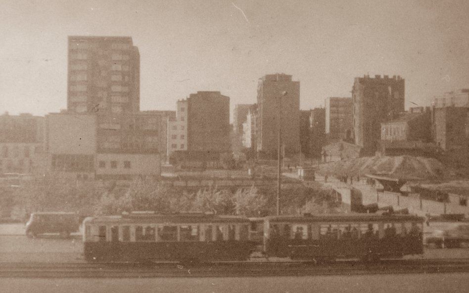 Zabudowa okolic dziesiejszego skweru Zgrupowania AK "Chrobry II". Zdjęcie pochodzi z 1964 roku