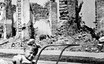 Ta mała dziewczynka na tle zburzonej Warszawy to późniejsza matka reżysera Michała Zadary. Zdjęcie p