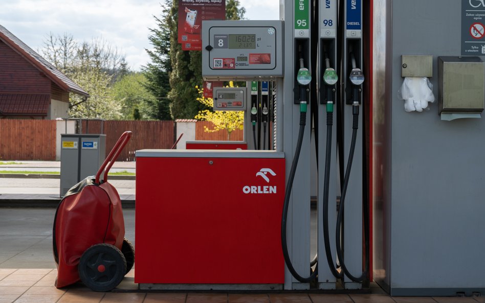 Rząd czeka z interwencją i patrzy na efekt działań Orlenu