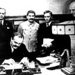 Wiaczesław Mołotow podpisuje pakt z Niemcami. Za nim po prawej stoi Józef Stalin, a po lewej Joachim