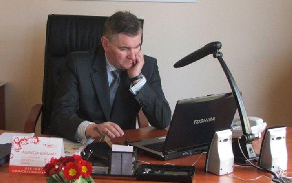 Poseł Katulski w swoim biurze