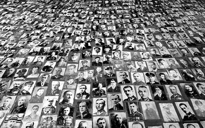 Tablica ze zdjęciami rozstrzelanych polskich oficerów w Muzeum Katyńskim w Warszawie