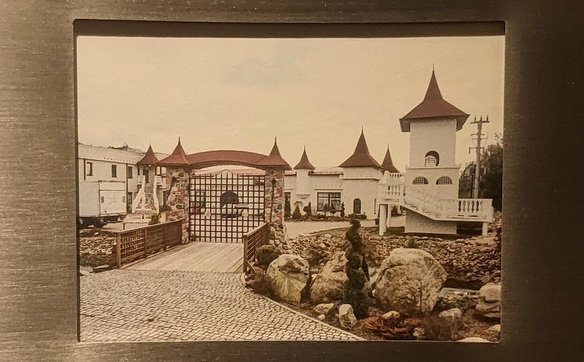 Mateusz Pawłukiewicz Jeden z  prywatnych zamków, wzniesionych po 1989 roku