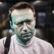 Aleksiej Nawalnyj po zaatakowaniu przed wejściem do swego biura w Moskwie.