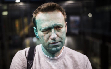 Aleksiej Nawalnyj po zaatakowaniu przed wejściem do swego biura w Moskwie.