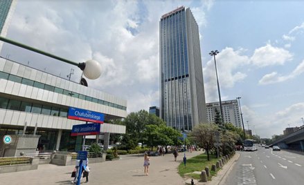 W wieżowcu przy Chałubińskiego 8 POT zajmuje 19 i 33 piętro, podróż z piętra na piętro wymaga zjecha