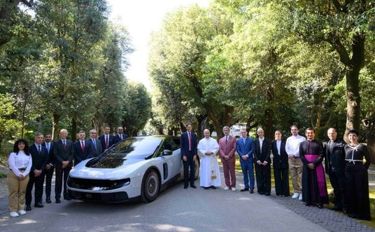 John Elkann z ludźmi Ferrari prezentuje papieżowi Leonowi XIV najnowsze Ferrari Luce