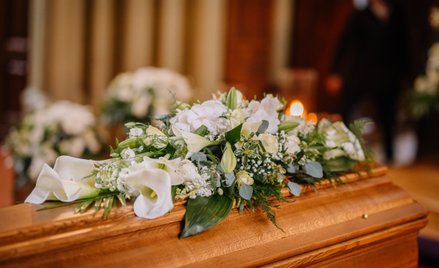 Pracownicy zakładu pogrzebowego rozsyłali zdjęcia zmarłej kobiety. Jest akt oskarżenia