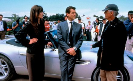 Michael Apted z Sophie Marceau i Pierce’em Brosnanem na planie filmowych przygód Bonda „Świat to za 