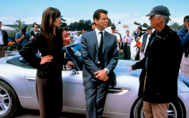 Michael Apted z Sophie Marceau i Pierce’em Brosnanem na planie filmowych przygód Bonda „Świat to za 