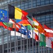 Flagi państw Unii przed budynkiem Parlamentu Europejskiego w Strasburgu