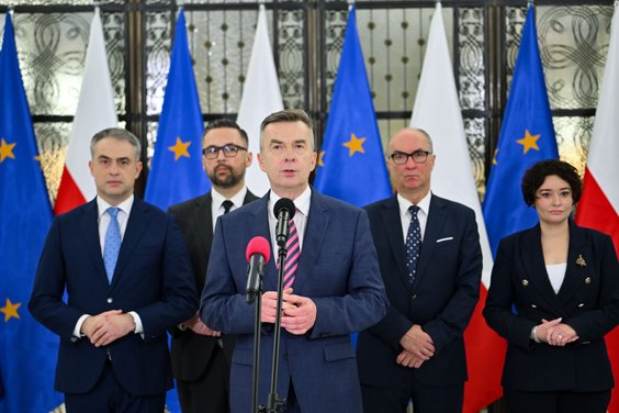 Politycy Lewicy wygłosili oświadczenie dla mediów. Dariusz Wieczorek poinformował, że złożył rezygna