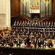 Łukasz Borowicz z solistami, Polską Orkiestrą Radiową i chórem Filharmonii Narodowej podczas wykonan