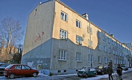 Kupieni przez dewelopera lokatorzy nie wierzą, że nie znał on spadkowej historii kamienicy