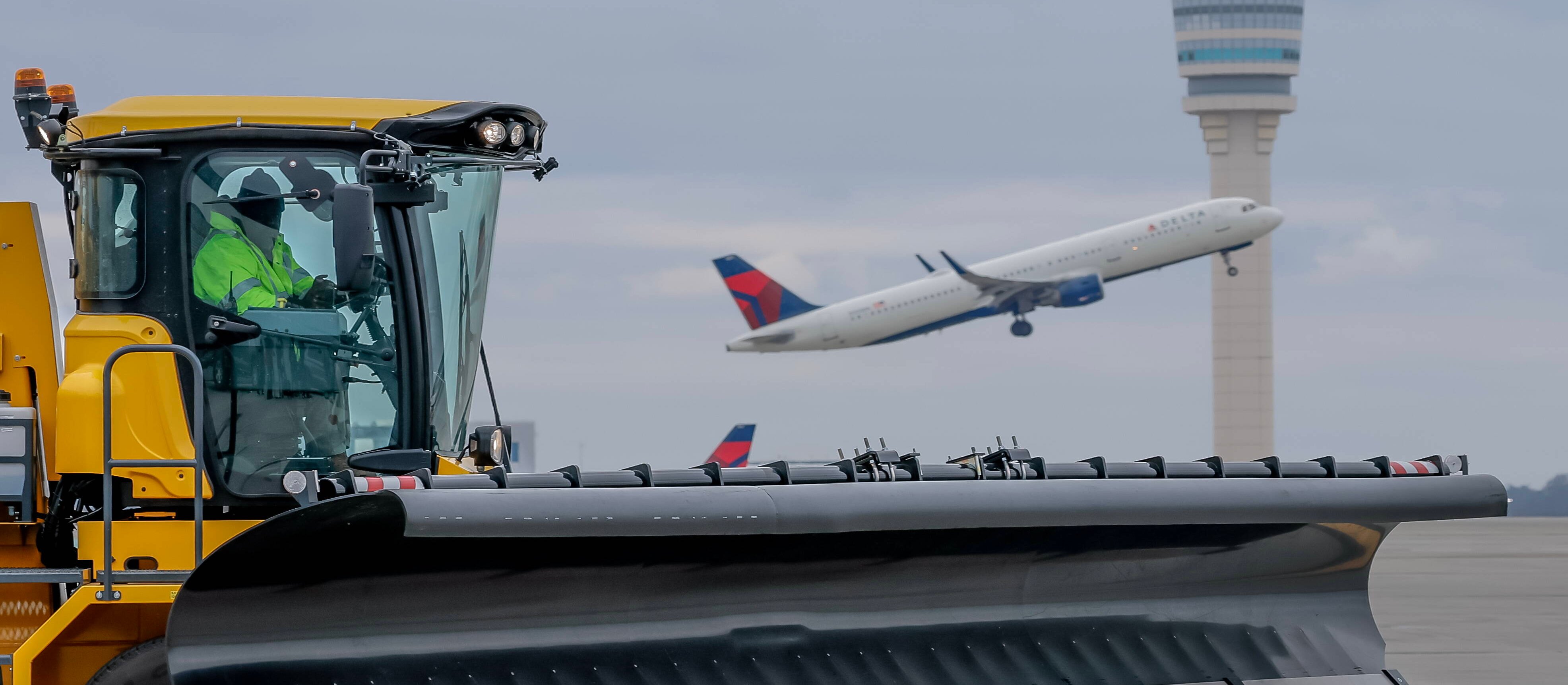 Zimowa burza przetacza się przez Stany Zjednoczone. Tysiące odwołanych lotów