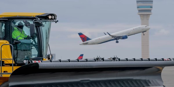 Zimowa burza przetacza się przez Stany Zjednoczone. Tysiące odwołanych lotów