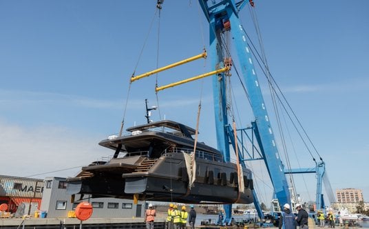 Wodowanie katamaranu Asante.