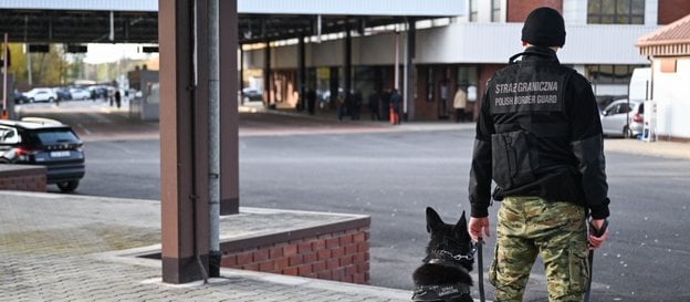 Funkcjonariusz Straży Granicznej na przejściu w Sławatyczach