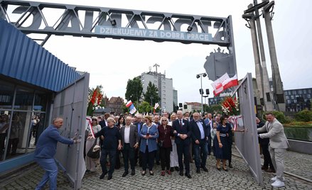 Uroczystość symbolicznego otwarcia bramy nr 2 Stoczni Gdańskiej, 31 bm. Trwają obchody 46. rocznicy 