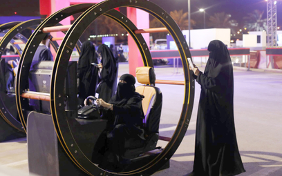W Arabii Saudyjskie dopiero od niedawna kobiety mogą prowadzić samochód i to tylko w obecności mężcz
