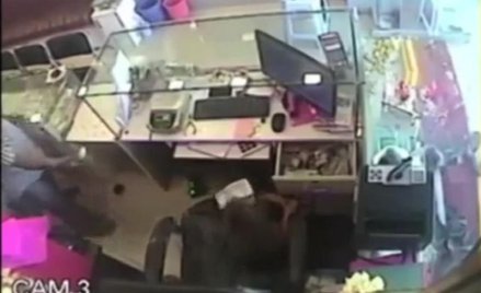 Zapis z kamery monitoringu: małpa z banknotami w zębach siedzi na skórzanym fotelu (u dołu zdjęcia),