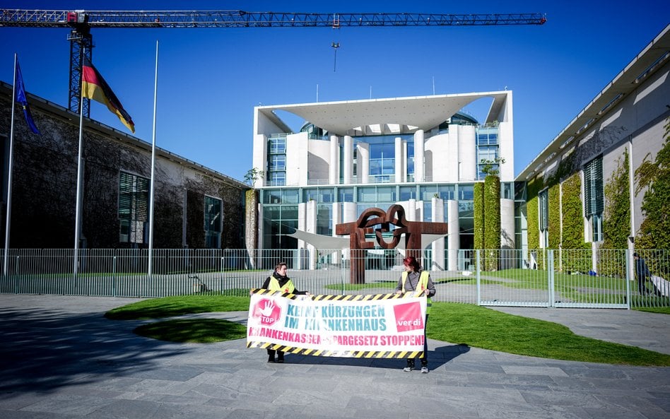 Demonstrancja przed Urzędem Kanclerskim przeciwko planowanemu pakietowi oszczędnościowemu dla towarz