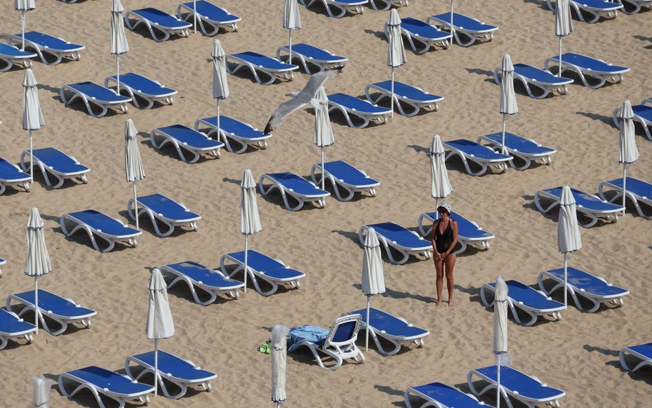 Różne kierunki zmian cen wakacyjnych wyjazdów - trzy w dół, dwa w górę